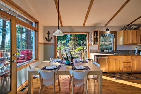 Puget Sound Escape: Private Beach & Oversized Deck House in King County