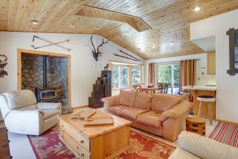 7 Mi to Northstar Resort: Tahoe Vista Family Cabin House in Tahoe Vista