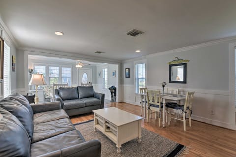 Steps to Beach! 'Surf Cottage' in Galveston Cottage in Hitchcock