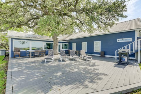 Fire Pit, Pickleball, Pool! Schulenburg Farmhouse House in Texas