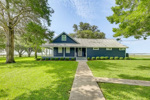 Fire Pit, Pickleball, Pool! Schulenburg Farmhouse House in Texas