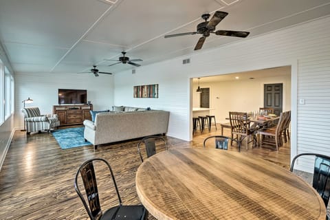 Fire Pit, Pickleball, Pool! Schulenburg Farmhouse House in Texas