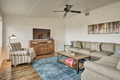 Fire Pit, Pickleball, Pool! Schulenburg Farmhouse House in Texas