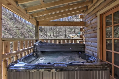 'The Phoenix' Cabin w/ Hot Tub in Gatlinburg! House in Gatlinburg