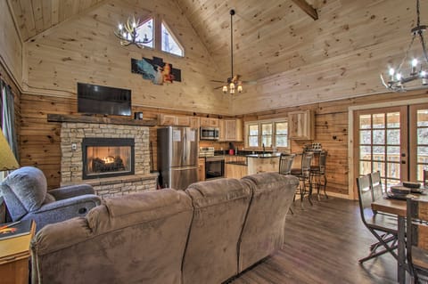'The Phoenix' Cabin w/ Hot Tub in Gatlinburg! House in Gatlinburg