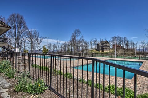 'The Phoenix' Cabin w/ Hot Tub in Gatlinburg! House in Gatlinburg