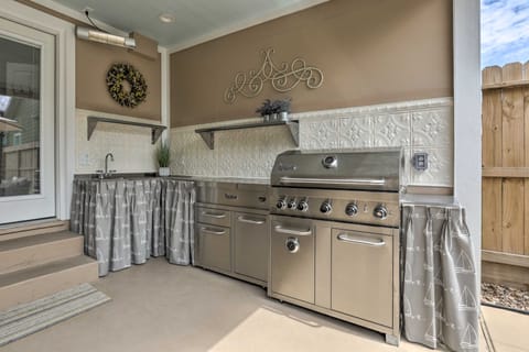 2 Blocks to Stewart Beach: Home w/ Backyard Oasis House in Texas City