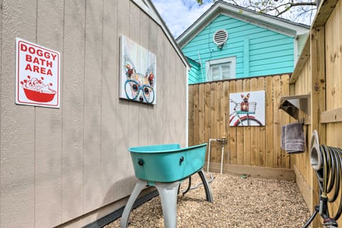 2 Blocks to Stewart Beach: Home w/ Backyard Oasis House in Texas City