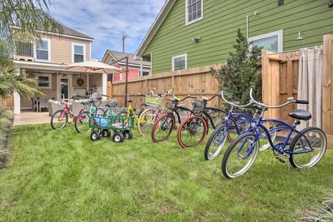 2 Blocks to Stewart Beach: Home w/ Backyard Oasis House in Texas City