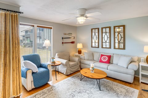 Golfer's Getaway! Modern Diamondhead Condo Apartment in Diamondhead