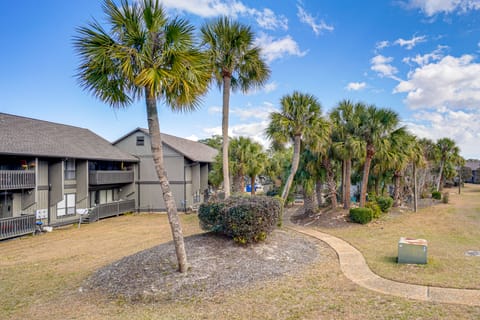 Golfer's Getaway! Modern Diamondhead Condo Apartment in Diamondhead