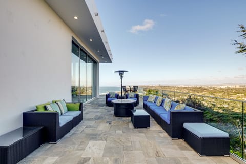 Pool & Coastline Views: Luxe La Jolla Home House in La Jolla