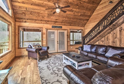 8 Mi to Dtwn Murphy! Cabin w/ Nottely River Views House in Tennessee