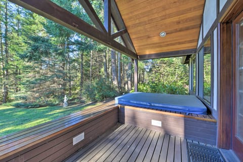 Camano Island Family House w/ Hot Tub & Deck! House in Camano Island
