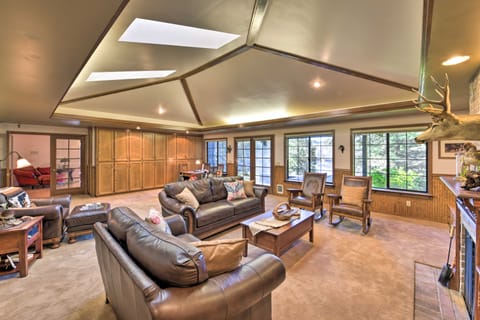 Camano Island Family House w/ Hot Tub & Deck! House in Camano Island