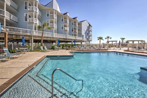Beachfront Paradise! Condo w/ Pool in Galveston Apartment in Galveston Island