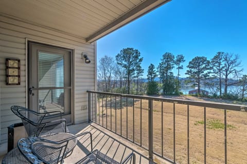 Balcony, Pool & Hot Tub: Cozy Condo in Arkansas! Apartment in Lake Hamilton