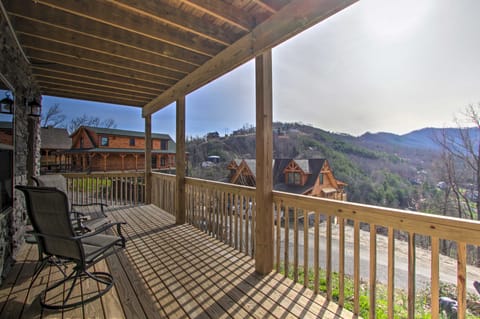 Smoky Mtn Log Cabin w/ Hot Tub & Panoramic Views! House in Sevier County
