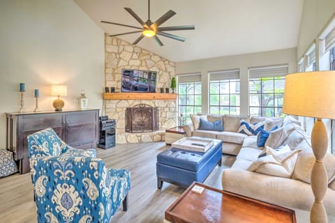 Horseshoe Bay Townhome w/ Patio & Outdoor Pool! Apartment in Horseshoe Bay