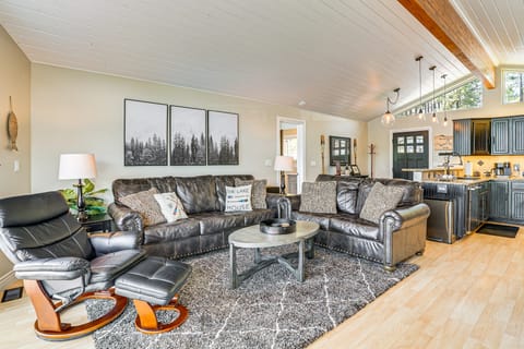 Lakefront Retreat w/ Kayaks, Paddle Boards & Deck! House in Washington