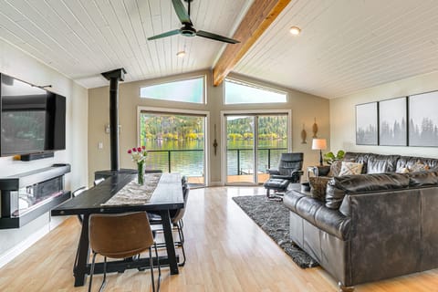 Lakefront Retreat w/ Kayaks, Paddle Boards & Deck! House in Washington