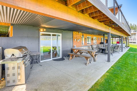 Lakefront Retreat w/ Kayaks, Paddle Boards & Deck! House in Washington