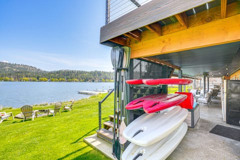 Lakefront Retreat w/ Kayaks, Paddle Boards & Deck! House in Washington
