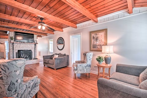 Murrells Inlet Upstairs Unit: 1 Block to Beach! Apartment in Garden City