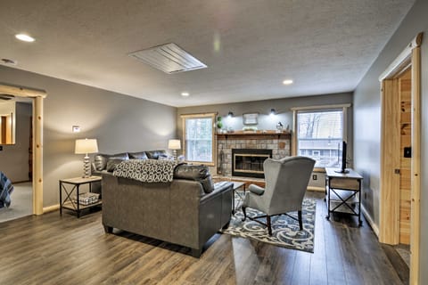 All Season Big Bear Lake House, Walk to Beach Cottage in Michigan