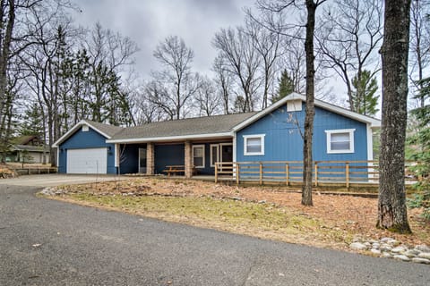 All Season Big Bear Lake House, Walk to Beach Cottage in Michigan