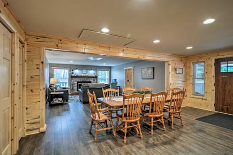 All Season Big Bear Lake House, Walk to Beach Cottage in Michigan