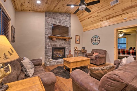 Cabin w/ Hot Tub & Grill - 6 Mi to Broken Bow Lake House in Oklahoma
