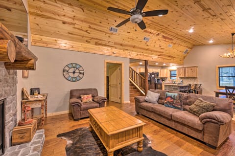Cabin w/ Hot Tub & Grill - 6 Mi to Broken Bow Lake House in Oklahoma