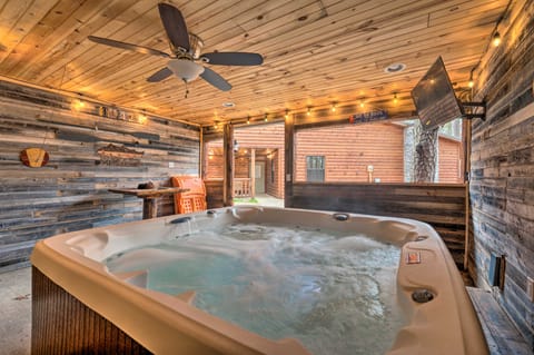 Cabin w/ Hot Tub & Grill - 6 Mi to Broken Bow Lake House in Oklahoma
