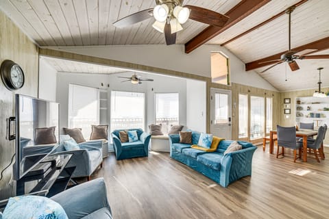 Beachfront Serenity in Galveston! Group-Ready Home House in Galveston Island