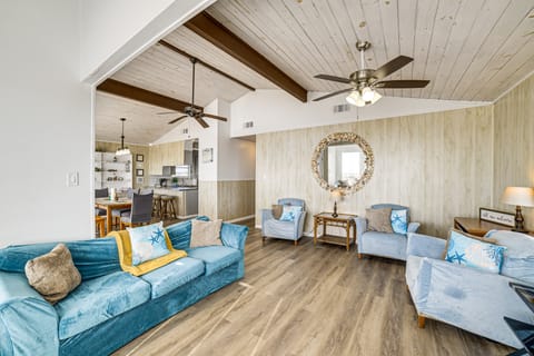 Beachfront Serenity in Galveston! Group-Ready Home House in Galveston Island