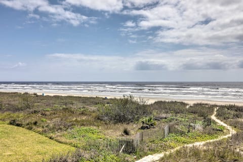 Beachfront Serenity in Galveston! Group-Ready Home House in Galveston Island