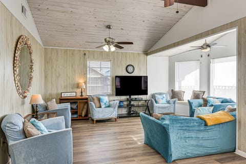 Beachfront Serenity in Galveston! Group-Ready Home House in Galveston Island