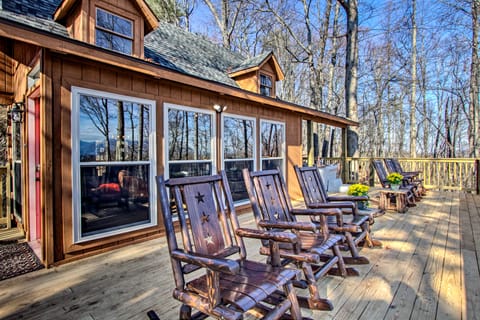 Panoramic-View Gatlinburg Cabin w/ Private Hot Tub House in Gatlinburg