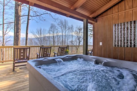 Panoramic-View Gatlinburg Cabin w/ Private Hot Tub House in Gatlinburg