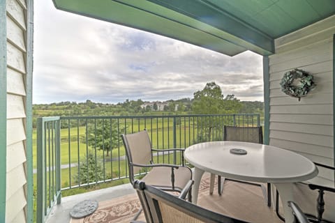 < 1 Mi to Strip! Golfer's Oasis w/ Pool in Branson Apartment in Branson