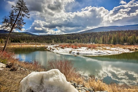 Private 'Yaak River Hideaway' w/ Deck & Mtn Views! House in Idaho