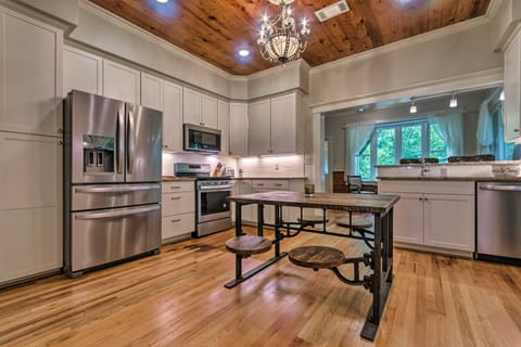 Spacious & Updated 1920's HSNP Craftsmen Home House in Hot Springs