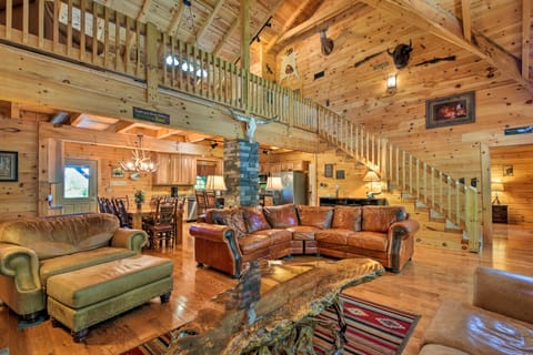 Trenton Cabin w/ Hot Tub - 14 Mi to Lookout Mtn! House in Alabama