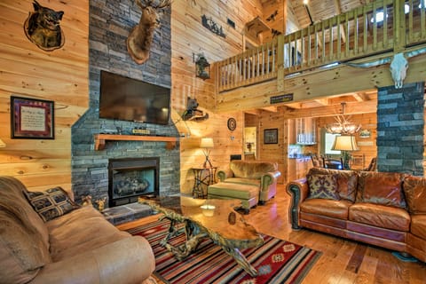 Trenton Cabin w/ Hot Tub - 14 Mi to Lookout Mtn! House in Alabama