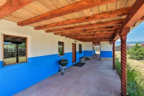 Chic Studio w/ Grill - 25 Mins to Taos Ski Valley! Apartment in New Mexico