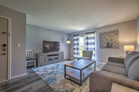 Cozy Condo w/ Pool Access in the Heart of Branson! Apartment in Branson