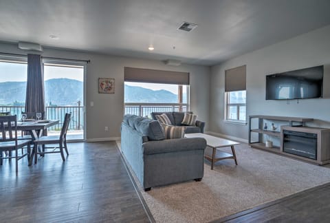 Lake Chelan Condo, Walk to Brewery & Wineries Apartment in Manson