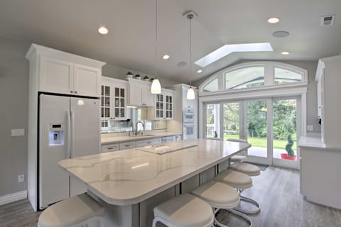 Contemporary Tacoma Cottage w/ Deck & Pond! Cottage in King County