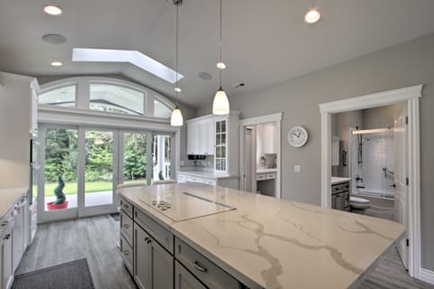 Contemporary Tacoma Cottage w/ Deck & Pond! Cottage in King County